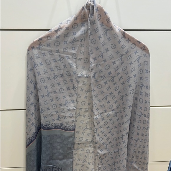 Louis Vuitton Cashmere Blue and Gray Patterned Scarf/Wrap - Picture 11 of 14